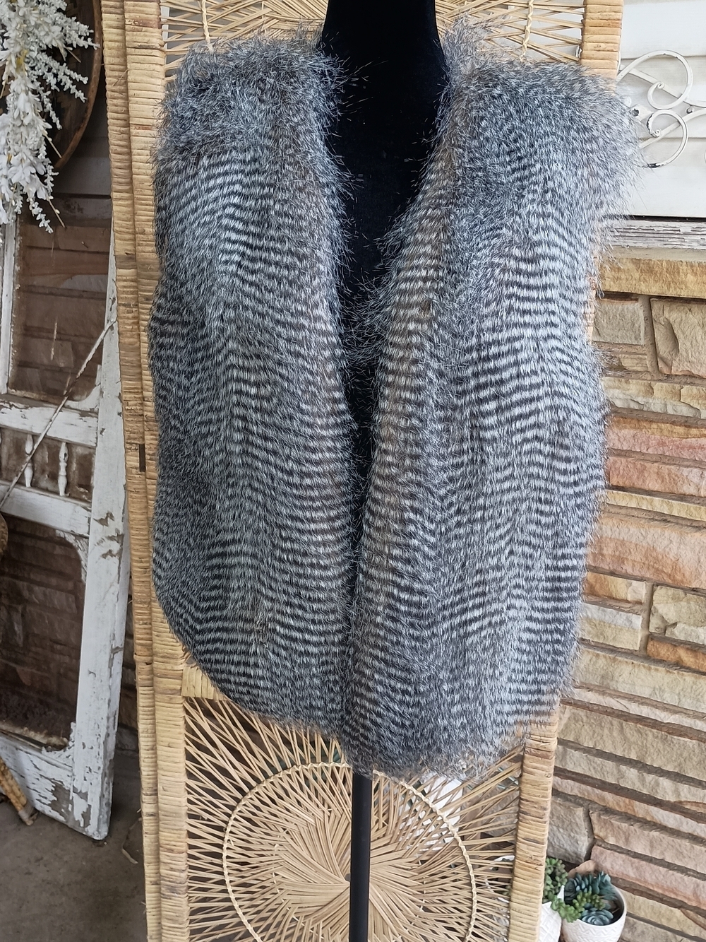 Buttons Gray Faux Fur Vest_M